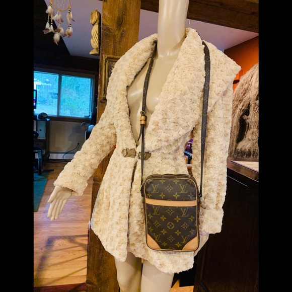 -❌SOLD LV DANUBE ☦️BODY SUPER TRENDY FAB EUC… - Picture 4 of 15